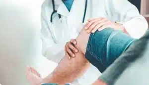 فیزیوتراپی بعد از تعویض مفصل زانو دکتر شایان توابی زانو یک مفصل لولای اصلاح شده است که امکان حرکت خم شدن و اکستنشن را با مقدار کمی چرخش داخلی و خارجی فراهم می کند. سه استخوان مفصل زانو را تشکیل می دهند: قسمت فوقانی استخوان درشت نی ، قسمت تحتانی استخوان ران و کشکک . سطوح مفصلی با لایه نازکی از غضروف پوشانده شده است. منیسک ها به سطوح جانبی و میانی فلات تیبیا می چسبند و به جذب ضربه کمک می کنند. مفصل زانو توسط رباط ها و یک کپسول مفصلی تقویت می شود.